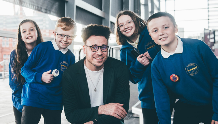 Ymddiriedolaeth Genedlaethol Cymru yn lansio #GwleddyGwanwyn yn y Senedd gyda cherdd newydd gan Children’s Laureate Wales