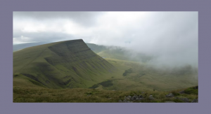 Tirwedd fryniog yng Nghymru