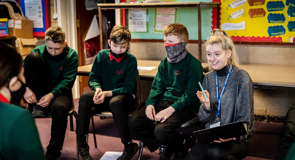 Casi Wyn gyda rhai o ddisgyblion Ysgol Tryfan