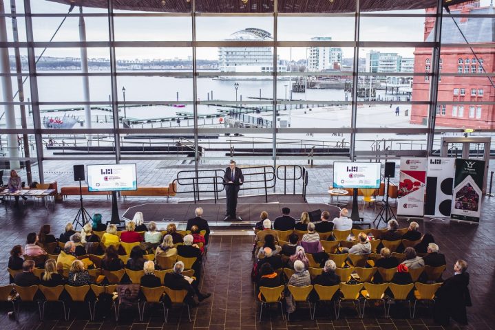 Dihuno’r Dychymyg: Barddoniaeth yn y Senedd