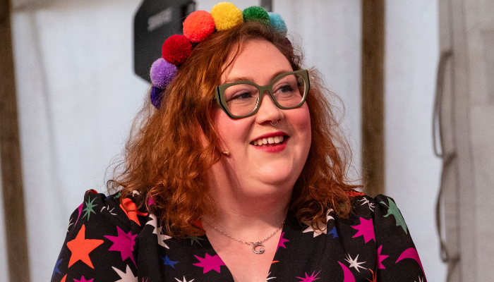 Astudiaeth Achos: Taith Awdur Trawsnewidiol Rachel Dawson gyda Llenyddiaeth Cymru