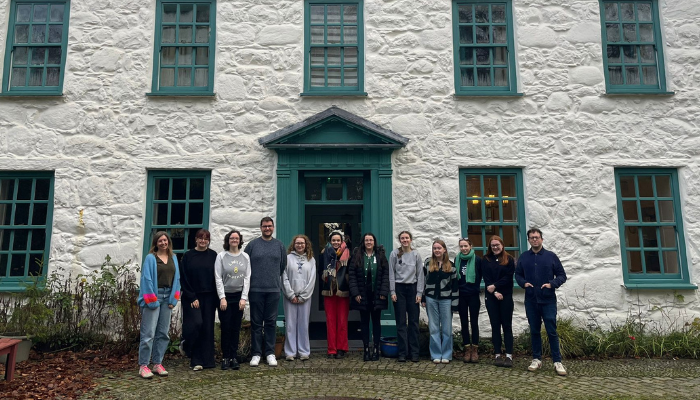 Dathlu dros ugain mlynedd o Gwrs Olwen: cydweithio gyda’r Urdd i gefnogi awduron ifanc