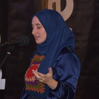 Menywod Cronig: 14 o feirdd yn dod ynghyd i godi lleisiau menywod sy’n byw gyda chyflyrau iechyd cronig yng Nghymru