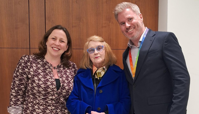 Menna Elfyn yn rhannu cerddi newydd sy’n archwilio rôl barddoniaeth yn oes AI