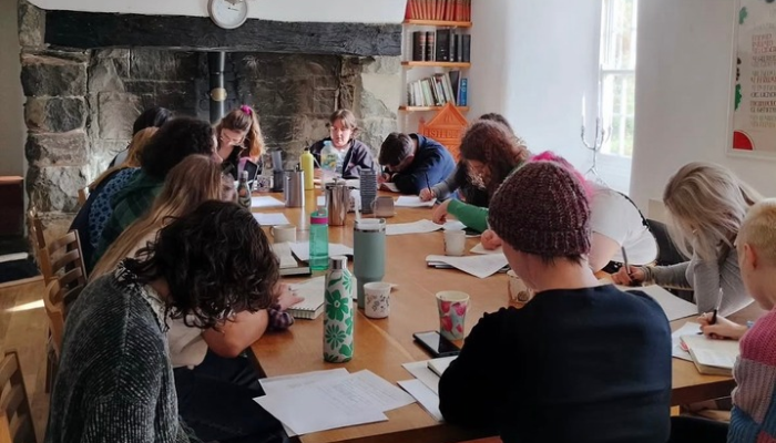Encil Llyfrau Lliwgar: Ceisiadau nawr ar agor